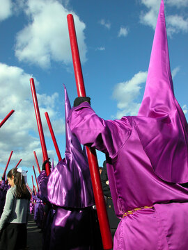 Nazarenos de la Hermandad de la O del barrio de Triana en la procesi&oacute;n del Viernes Santo de la Semana Santa de Sevilla.