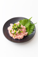 皿に盛られたねぎとろ　白バック