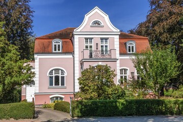rostock, deutschland - rosa stadtvilla in grüner umgebung