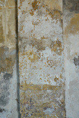 Mur moisi et insalubre imbibé d'eau