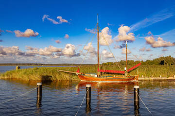Altes Holz Segelboot im Hafen Wieck a. Dar&szlig;.