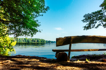 Bank am Ufer des Seddinsee.