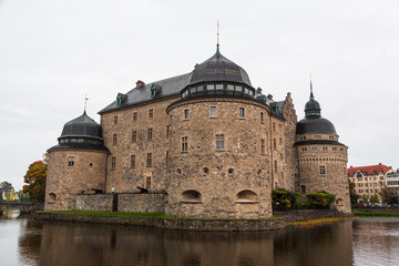 Fototapeta premium OREBRO, SWEDEN - 2 October 2022: The castle of Orebro is a medieval stone building, which is one of the most famous and historically significant castles of the Kingdom of Sweden in autumn