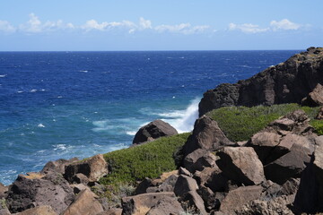 ONDE CHE SI INFRANGONO SULLE ROCCE