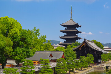 世界遺産 東寺の壮大な五重塔と夏空