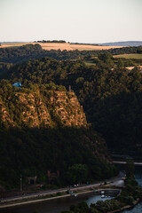 Obraz premium Blick vom Dreiburgenblick in Richtung Loreley mit Gläsernem Felsen (Mythoshalle), Juli 2025