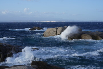 SCOGLI ONDE NEL MARE CON BONIFACIO CORSICA SULLO SFONDO