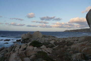 PANORAMA MARE ROCCE E NUVOLE