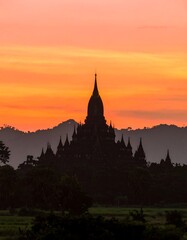 Fototapeta premium Ancient temple at sunrise