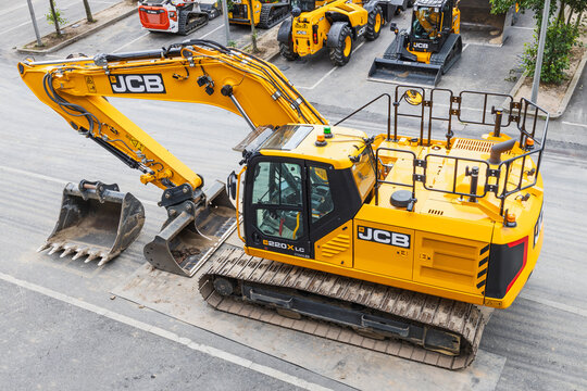 JCB Tracked hydraulic excavator with bucket, heavy construction machinery. London, UK, 14 July 2024