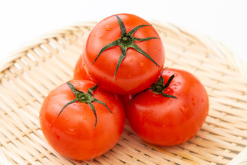笊に乗ったトマト　白バック