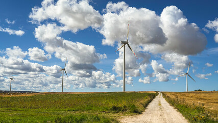 Wiatraki, turbiny wiatrowe, wytwarzanie czystej energii, odnawialne źródła energii, energia odnawialna, elektrownia. © Anita