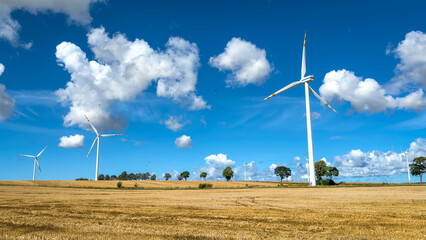 Wiatraki, turbiny wiatrowe, wytwarzanie czystej energii, odnawialne źródła energii, energia odnawialna, elektrownia.  © Anita