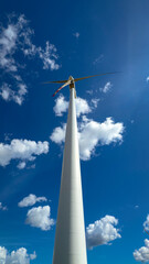 Wiatraki, turbiny wiatrowe, wytwarzanie czystej energii, odnawialne źr&oacute;dła energii, energia odnawialna, elektrownia.