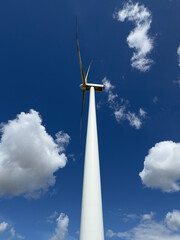 Wiatraki, turbiny wiatrowe, wytwarzanie czystej energii, odnawialne źródła energii, energia odnawialna, elektrownia. © Anita