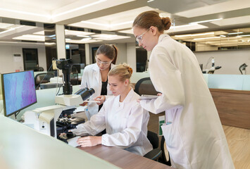 Obraz premium Collaboration of scientists analyzing samples in a modern laboratory setting