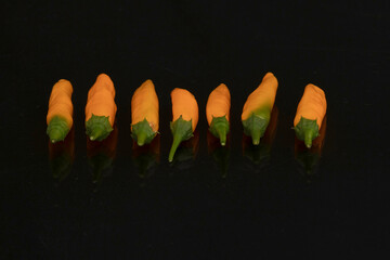 kleine orangene Chilis 