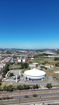Vis&atilde;o a&eacute;rea vertical da arena max feffer na cidade de suzano, alto tiet&ecirc;, sp, brasil