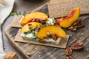 Crispbreads with blue cheese, peaches and honey