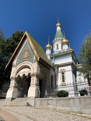 Obraz premium Sofia, Bulgaria — Alexander Nevsky Cathedral, mountain backdrop, historic streets, Balkan architecture, golden-hour lighting, clean and realistic cityscape, travel photography.