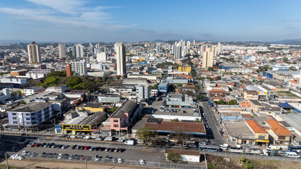 Fototapeta premium Visão aérea do viaduto central da cidade de Suzano no alto tietê de São Paulo captada do alto por um drone.