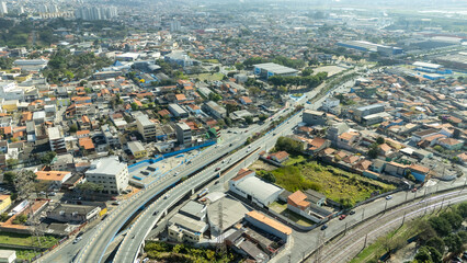 Poá, SP, destacando a ferrovia e a integração com a cidade ao redor