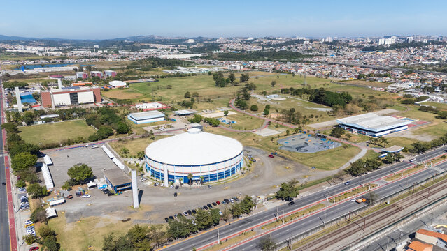 Vis&atilde;o a&eacute;rea do Parque Max Feffer em Suzano, S&atilde;o Paulo, destacando &aacute;reas verdes, lago e infraestrutura de lazer no Alto Tiet&ecirc;.