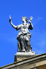 Obraz premium Lead statue of the ancient Greek goddess Thalia, the muse of comedy and poetry erected in 1711-13 at Clarendon Building Oxford University in Oxfordshire England UK 