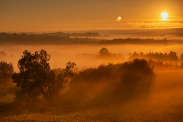 Wrześniowy, mglisty poranek w Beskidach. Wschód słońca. Cieszyn, Polska. © mycatherina