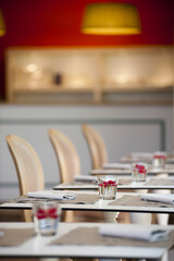 scorcio di tavoli co fiore