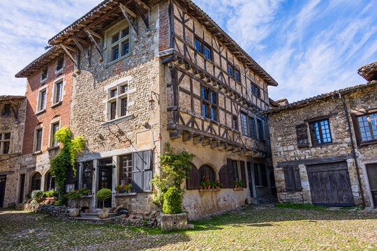 La place du Tilleul de la Cit&eacute; M&eacute;di&eacute;vale de P&eacute;rouges en septembre 2025