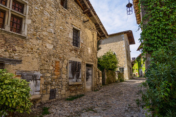 Visite de la Cité Médiévale de Pérouges en septembre 2025