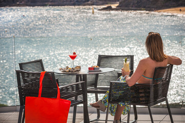 aperitivo con vista mare con ragazza di spalle 