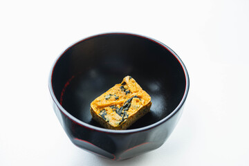 器に入れたフリーズドライの味噌汁