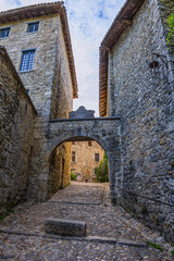 Naklejka premium La porte d'en bas de la Cité Médiévale de Pérouges en septembre 2025