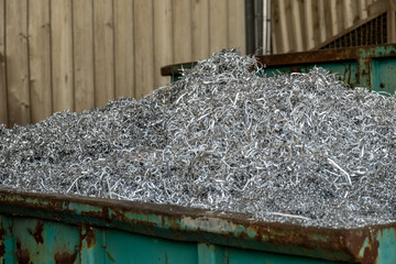 Aluminiumspäne in grünem Container gelagert, Köln, Nordrhein-Westfalen, Deutschland
