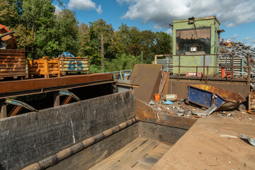 Schrottpresse mit Steuerkabine und Schrotthaufen, Köln, Nordrhein-Westfalen, Deutschland