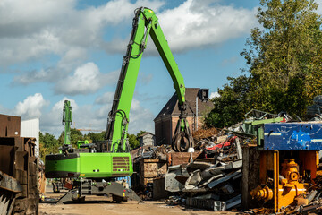 Bagger mit Greifer bei Schrottverladung, K&ouml;ln, Nordrhein-Westfalen, Deutschland