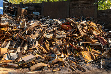 Haufen von verrosteten Eisen- und Metallteilen, Köln, Nordrhein-Westfalen, Deutschland