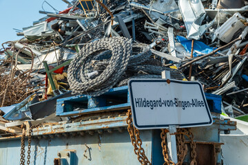 Straßenschild auf Schrottplatz zwischen Metallteilen, Köln, Nordrhein-Westfalen, Deutschland