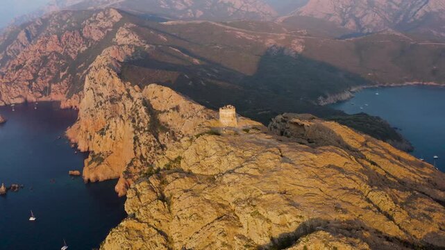 Vue du Capo Rosso et de sa tour en Corse