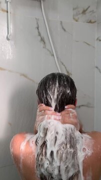 Mulher lavando cabelo no chuveiro 