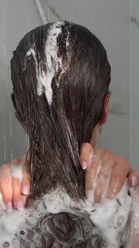 Mulher lavando cabelo no chuveiro 