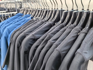 Obraz premium Diverse clothing selection in a retail store during a busy shopping day