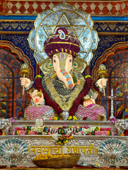 Obraz premium 31 August 2025, Pune, Maharashtra, India, Beautiful sculpture of Lord Ganesh called as Hutatma Babu Genu Mandal (pandal) near Mandai location during Ganesh Utsav Festival 2025.