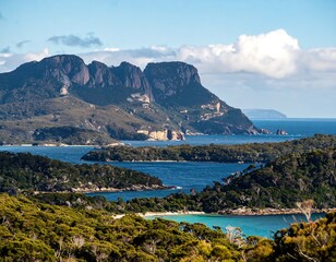 Obraz premium Scenic coastal view with mountains and islands
