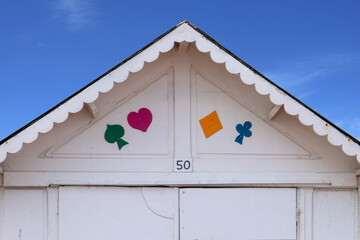 cabane de plage décorée de symboles de jeu de cartes