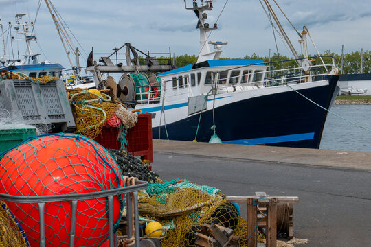 quia d'un port de p&ecirc;che, bou&eacute;es et chalutier