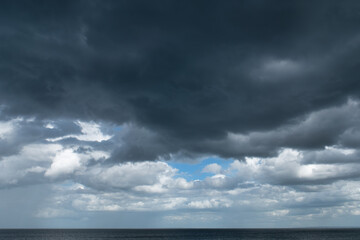 ciel d'orage très noir sur un horizon marin