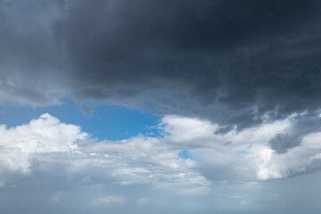 nuages noirs d'orage sur un ciel bleu